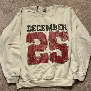 ‼️NWOT Gildan Cream Crewneck DECEMBER Sweatshirt with Distressed Red Graphic25‼️